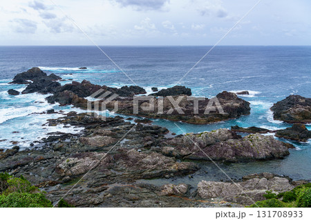 本州最南端の岬にある潮岬灯台展望台からの眺め　岩の並ぶ波打ち際に打ち寄せる白波➅ 131708933