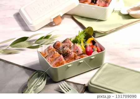 北欧カラーのランチボックスに盛り付けたローストビーフ弁当 131709090