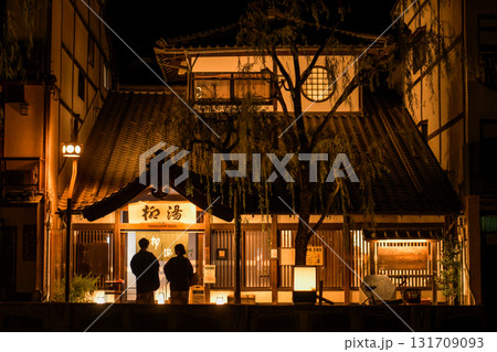 城崎温泉 柳湯の夜景　情緒ある外湯の灯りと町並み 131709093