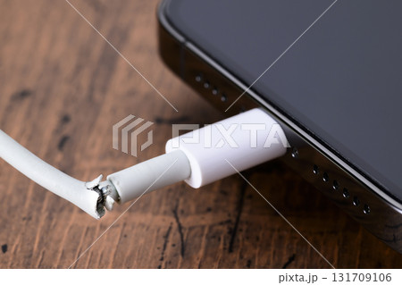 断線したスマホの充電ケーブル 131709106