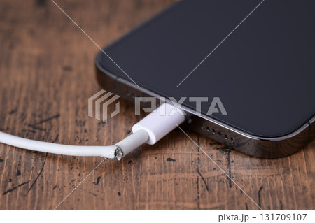 断線したスマホの充電ケーブル 断線したスマホの充電ケーブル 131709107