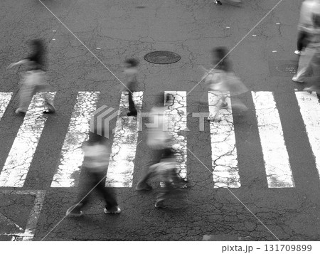 神戸三宮の繁華街の交差点　横断歩道を渡る人々 131709899