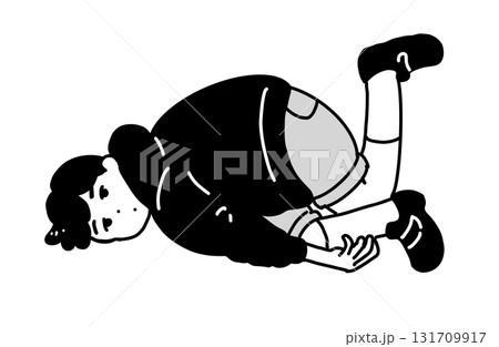 寝転んで足を上げる子供のイラスト（モノクロ線画） 131709917