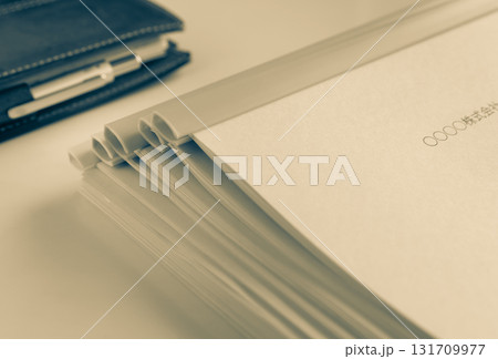 山積みの書類　報告書や資料　提案書の山 131709977