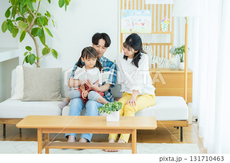 リビングで遊ぶ家族 131710463