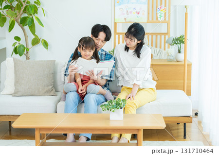 リビングで遊ぶ家族 131710464