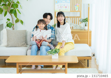 リビングで遊ぶ家族 131710465