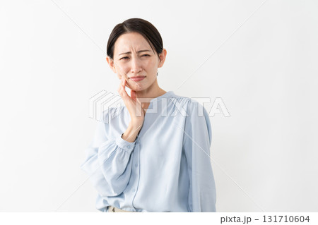 長袖シャツを着ている女性　ライフスタイルイメージ 131710604