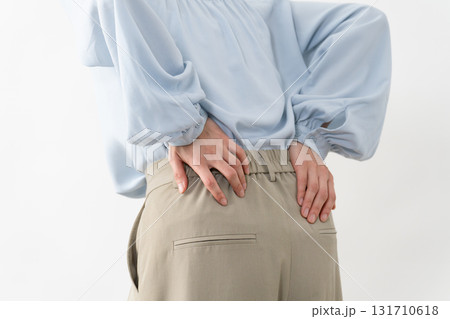 長袖シャツを着ている女性 ライフスタイルイメージ 長袖シャツを着ている女性 ライフスタイルイメージ 131710618