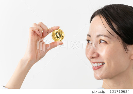ビットコインを持っている女性　テクノロジーイメージ 131710624