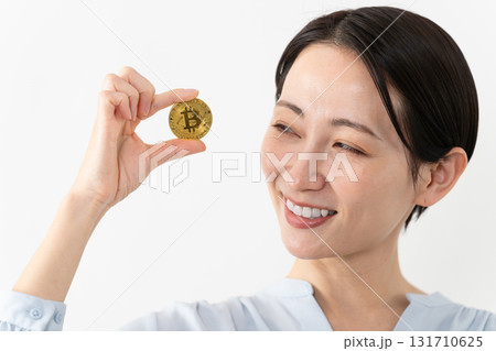 ビットコインを持っている女性　テクノロジーイメージ 131710625