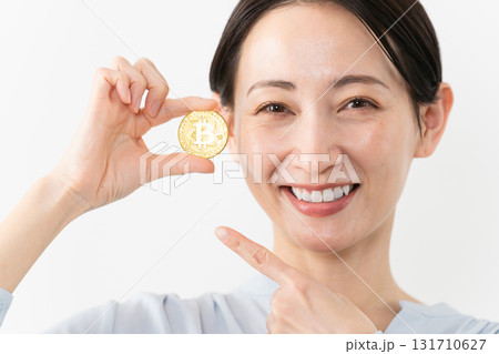 ビットコインを持っている女性　テクノロジーイメージ 131710627