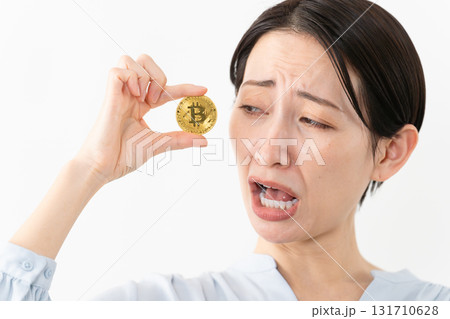 ビットコインを持っている女性　テクノロジーイメージ 131710628