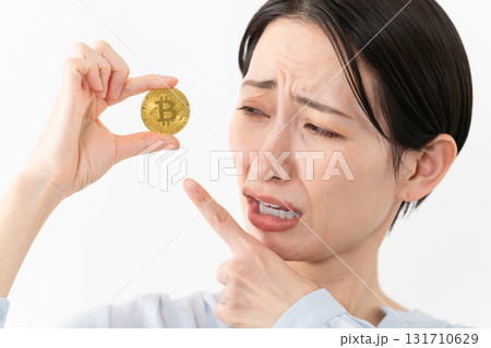 ビットコインを持っている女性 テクノロジーイメージ ビットコインを持っている女性 テクノロジーイメージ 131710629