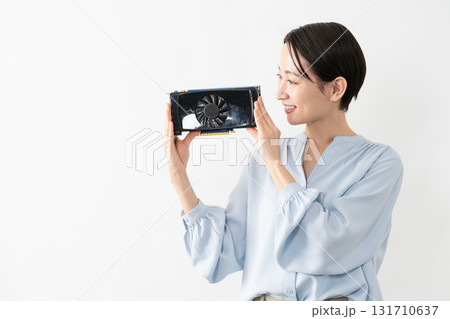 グラフィックボードを持っている女性 テクノロジーイメージ グラフィックボードを持っている女性 テクノロジーイメージ 131710637