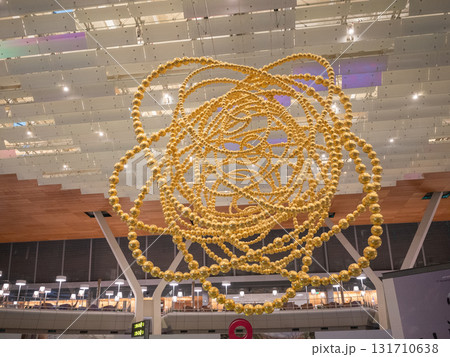 【カタール】ハマド国際空港内のロビーに吊り下げて展示されている巨大なリング上のオブジェ 131710638