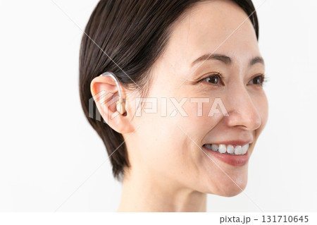 補聴器をつけている女性　ライフスタイルイメージ 131710645