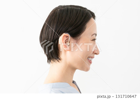 補聴器をつけている女性　ライフスタイルイメージ 131710647