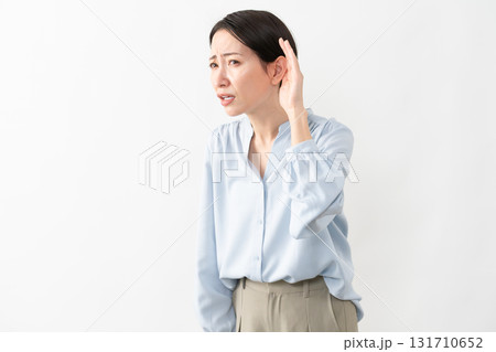 長袖シャツを着ている女性　ライフスタイルイメージ 131710652