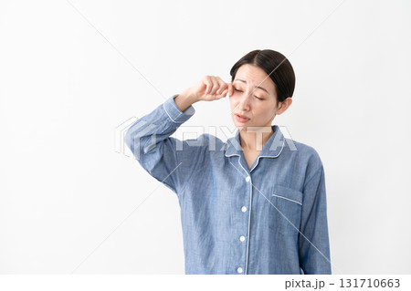パジャマを着ている女性　ライフスタイルイメージ 131710663