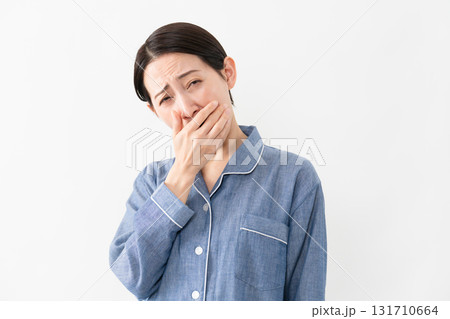 パジャマを着ている女性　ライフスタイルイメージ 131710664