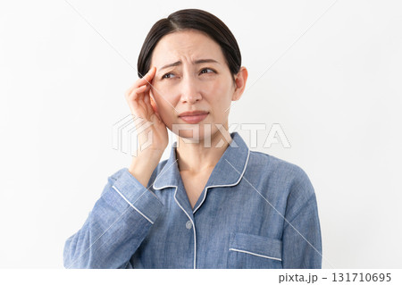 パジャマを着ている女性　ライフスタイルイメージ 131710695