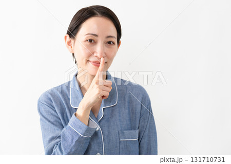 パジャマを着ている女性　ライフスタイルイメージ 131710731