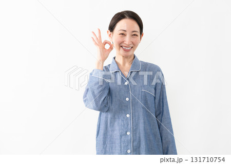 パジャマを着ている女性 ライフスタイルイメージ パジャマを着ている女性 ライフスタイルイメージ 131710754