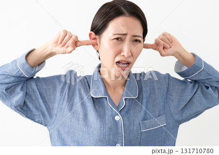 パジャマを着ている女性　ライフスタイルイメージ 131710780