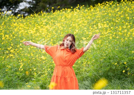 菜の花畑の前に立つ女性 菜の花畑の前に立つ女性 131711357