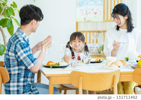 ダイニングで食事する家族 131711402