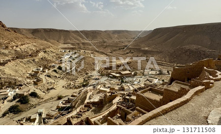 城塞都市の上から見下ろす砂漠の風景 城塞都市の上から見下ろす砂漠の風景 131711508