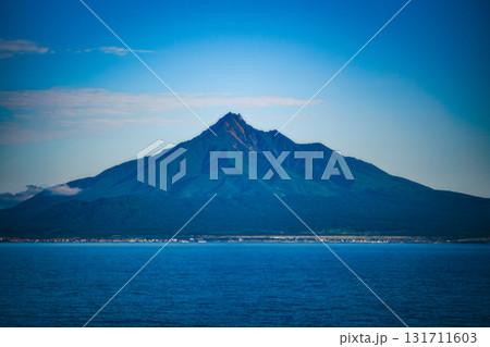 海に浮かぶ利尻富士 ― 北の孤島の雄姿 ― 131711603