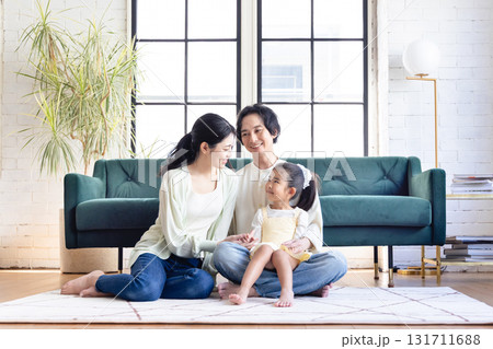 リビングでくつろぐ若い家族 131711688