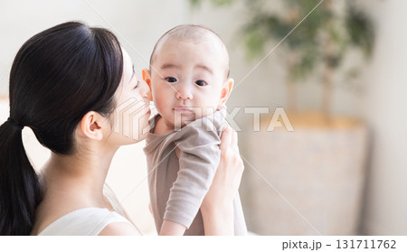 赤ちゃんとお母さん 131711762
