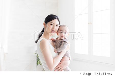 赤ちゃんとお母さん 131711765