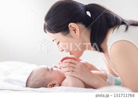 赤ちゃんと母親 131711768