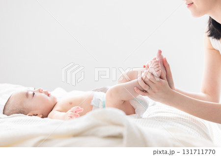 ベビーマッサージをするお母さん ベビーマッサージをするお母さん 131711770