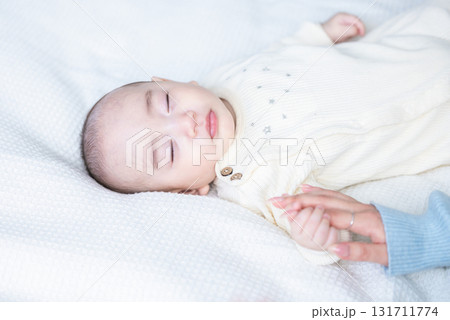 昼寝をする赤ちゃん 昼寝をする赤ちゃん 131711774