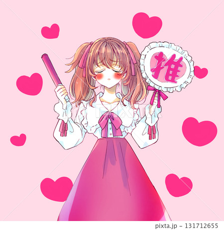 うちわとサイリウムを持って推し活をする女性　浸る 131712655