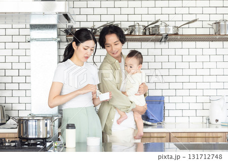 赤ちゃんに離乳食をあげる夫婦 131712748