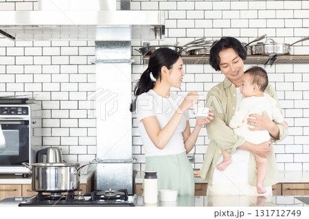 キッチンで゜赤ちゃんを抱っこするパパ 131712749