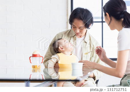 赤ちゃんに離乳食をあげる夫婦 131712751