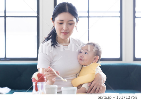 母親と赤ちゃん 子育て 母親と赤ちゃん 子育て 131712758