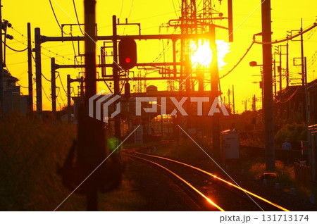 早朝の西武拝島線西武立川駅 早朝の西武拝島線西武立川駅 131713174