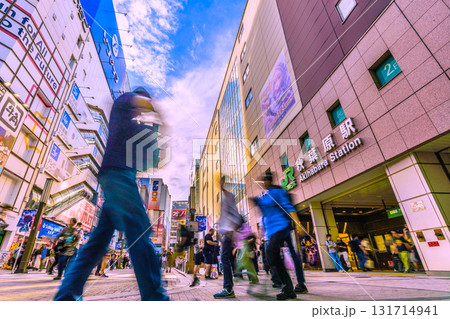 日本の東京都市景観外国人観光客で溢れる秋葉原＝10月2日 131714941