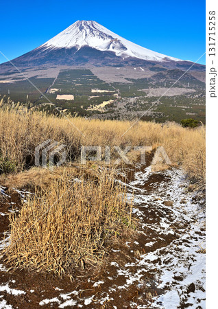 愛鷹連峰の越前岳から 雪の残るカヤトの登山道と富士山 愛鷹連峰の越前岳から 雪の残るカヤトの登山道と富士山 131715258