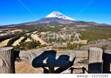 愛鷹連峰の越前岳から 十里木高原展望台と富士山 愛鷹連峰の越前岳から 十里木高原展望台と富士山 131715264