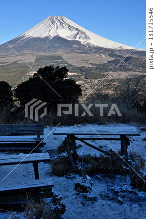 愛鷹山塊の越前岳　真冬の馬ノ背見晴台から望む富士山 131715546