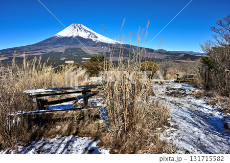 愛鷹連峰の越前岳から望む雪化粧の富士山 馬ノ背の古いベンチが並ぶ見晴台 愛鷹連峰の越前岳から望む雪化粧の富士山 馬ノ背の古いベンチが並ぶ見晴台 131715582